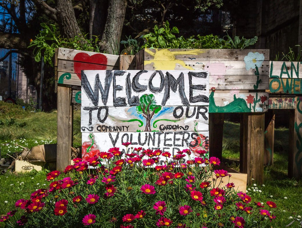 Selfless or self&ndash;serving? The distinctive character of religious volunteering